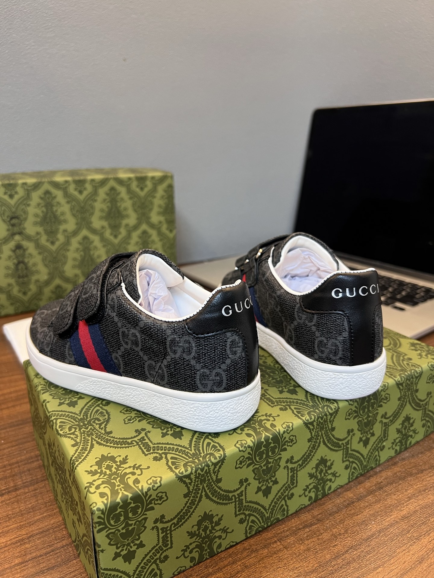 Children's shoes child